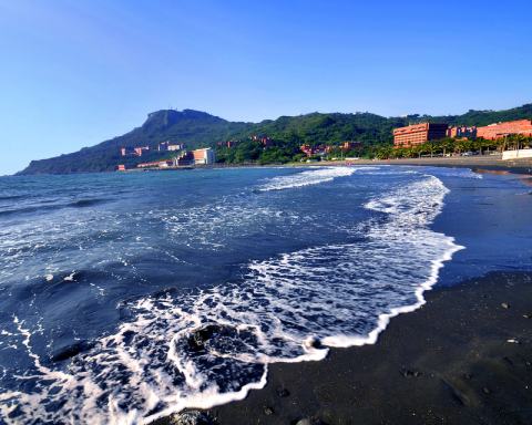 Waves on the beach beside the NSYSU campus.